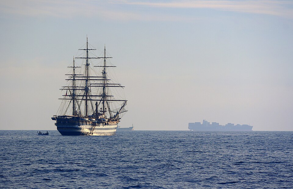 Veliero Amerigo Vespucci a largo di Livorno
